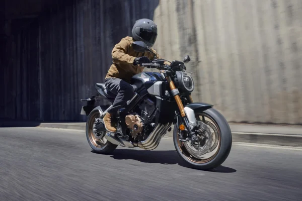 Honda CB650R 2026 với E-clutch, động cơ EURO 4, màn hình TFT
