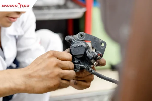 Vệ sinh heo dầu xe Honda tại HEAD Hoàng Việt