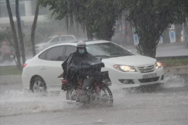 Lái xe an toàn trong mùa mưa lớn