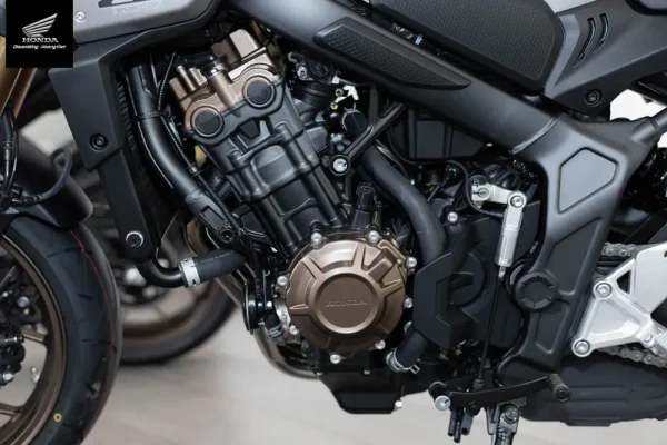 CB650R: Nhờ thiết kế “trần”, quạt tản nhiệt hoạt động hiệu quả hơn, nhiệt độ ổn định 92–97°C, ít hắt hơi nóng vào chân người lái.