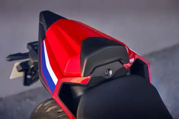 Tư thế thoải mái lái xe CBR500R