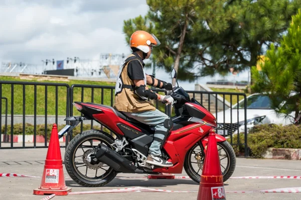 Người dùng trẻ trải nghiệm Honda Winner R tại buổi ra mắt xe