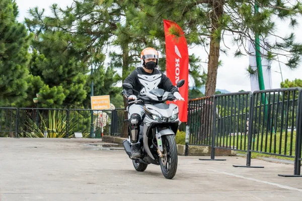 Khách hàng trải nghiệm ngồi thử Winner R tại triển lãm Honda