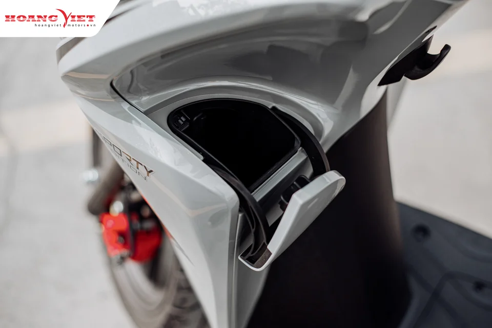 Cổng sạc USB Type-C trong hộc trước trên honda vision 2025