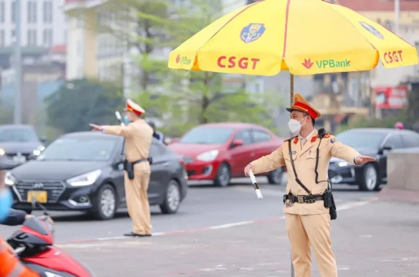 Cảnh sát giao thông kiểm tra xe máy – minh họa quy định xử phạt xe chưa có biển số.