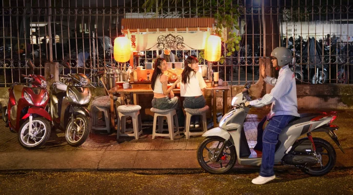 Sàn để chân rộng rãi trên Honda Vision 2025