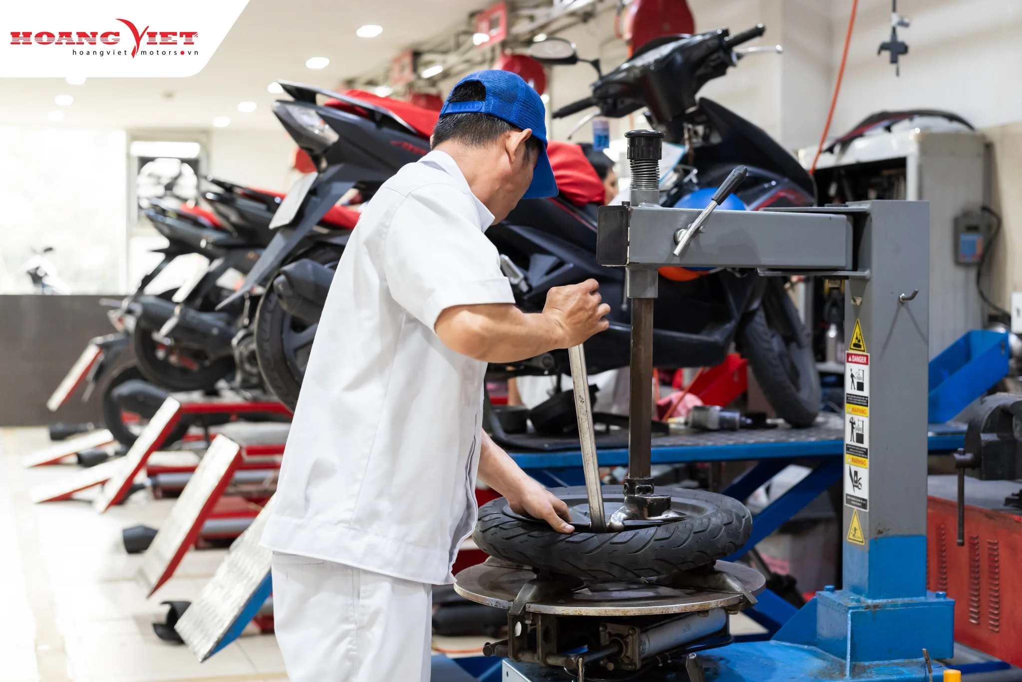 Thay lốp xe máy chính hãng Honda tại Hoàng Việt Motors TPHCM