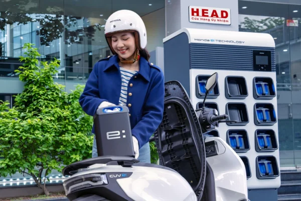 trải nghiệm hệ thống đổi pin Honda e:Swap tại HEAD