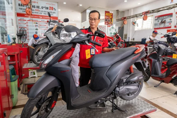 Kỹ thuật viên kiểm tra xem xe máy ít sử dụng có cần thay nhớt không tại HEAD Hoàng Việt
