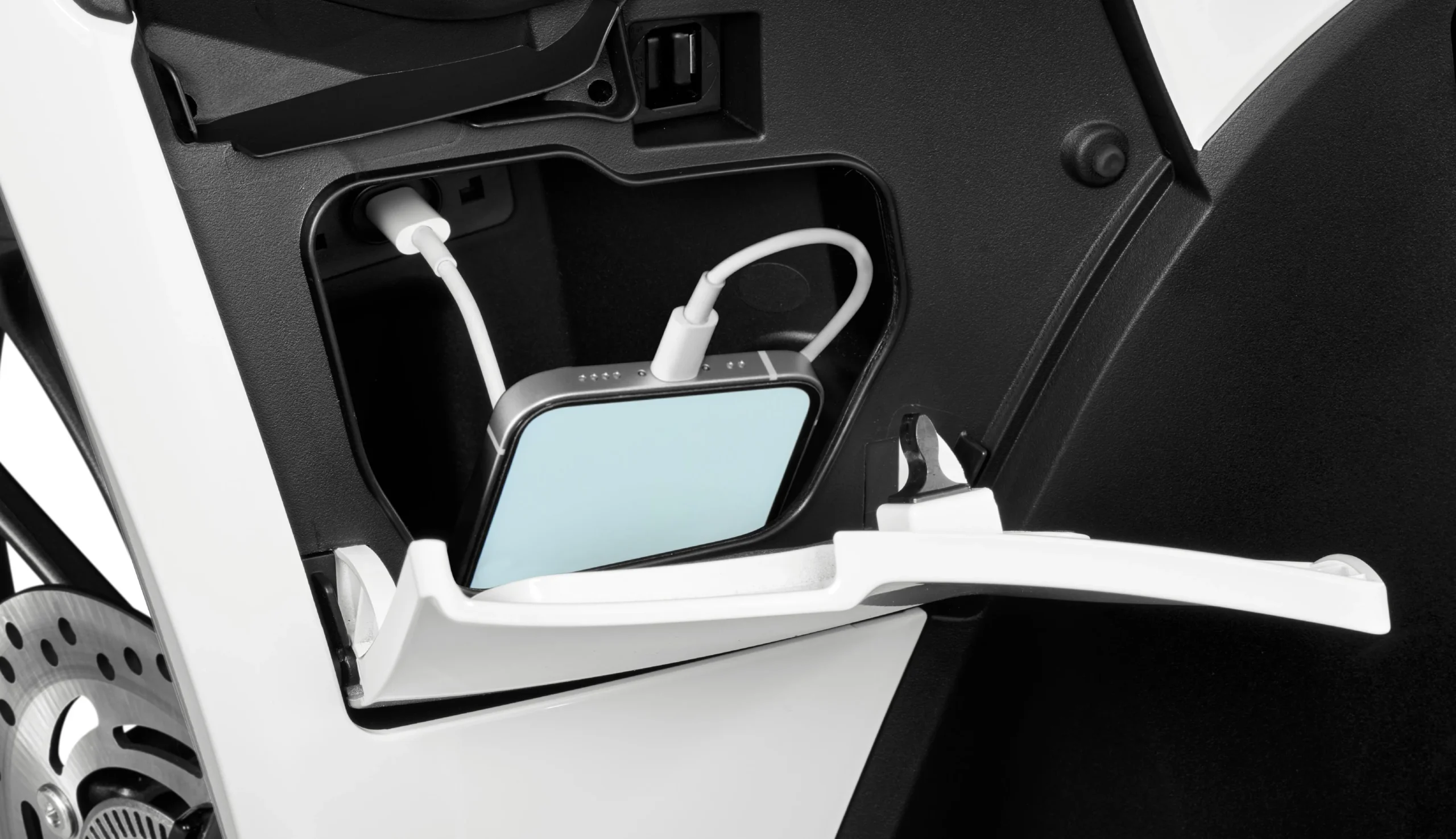 Hộc đựng đồ phía trước Honda SH Mode 2027 tích hợp cổng sạc USB Type-C